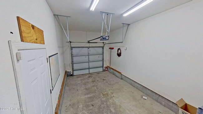 Building Photo - 209 Oak Ridge Ln