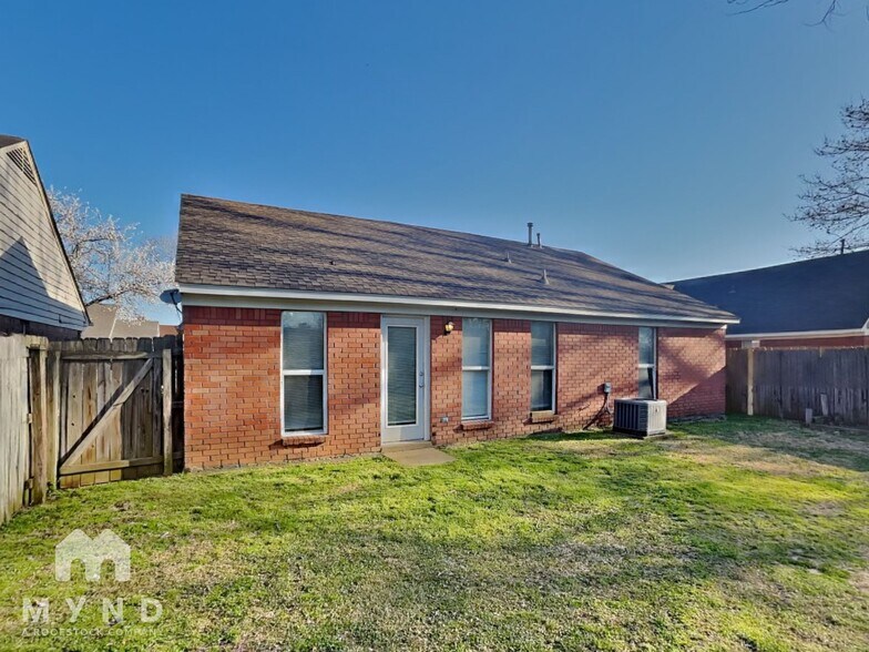 Building Photo - 3405 Laurelwood Dr