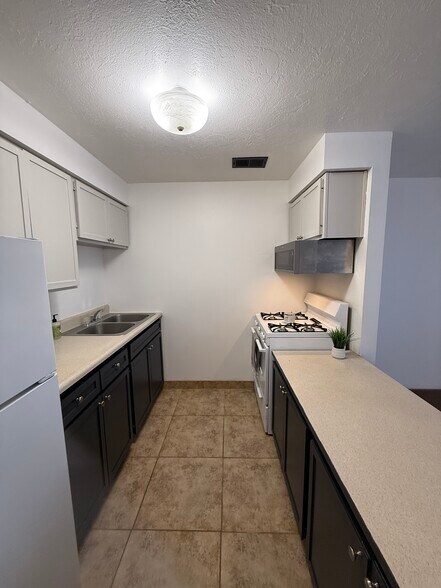 Building Photo - 5600 Meadow Ln