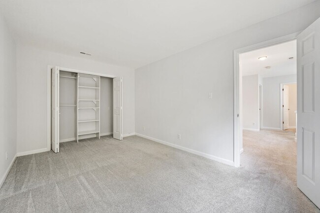 Building Photo - 3BR/2.5BA Townhome in Prime Durham/Chapel Hill Location!