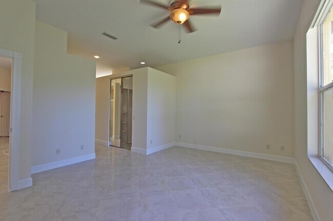 Building Photo - 252 Sussex Cir