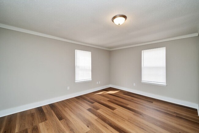 Building Photo - Super Cute & Super Clean 2-Bedroom Home in...