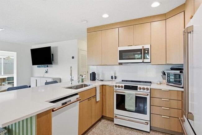 Building Photo - 580 Baywood Dr N