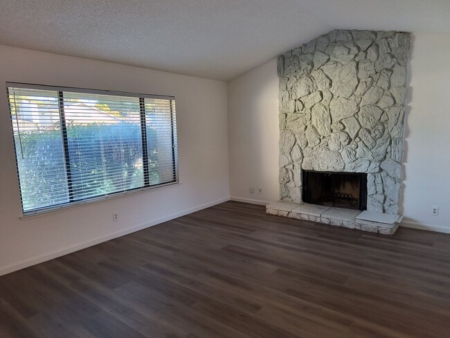 Building Photo - Beautifully updated and Move In Ready!