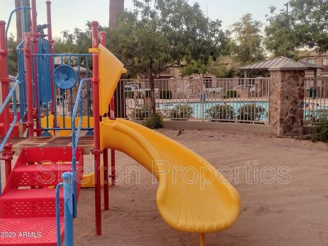 Building Photo - 2047 S Starling Dr