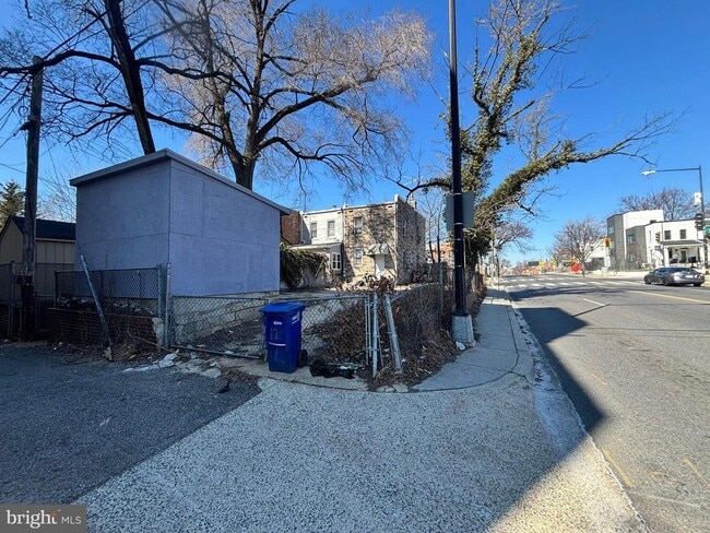 Building Photo - 1729 L St NE
