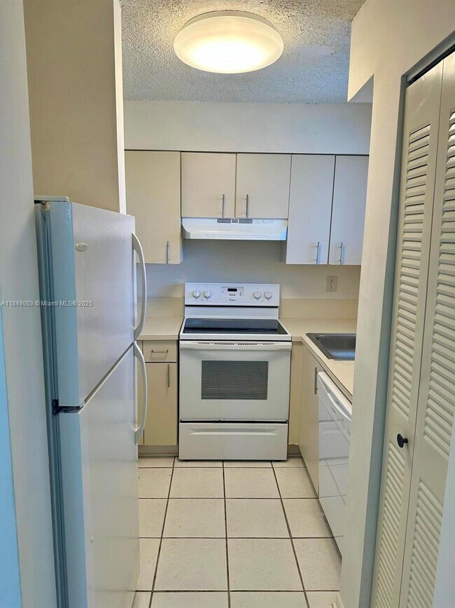 Building Photo - 14930 SW 82nd Terrace