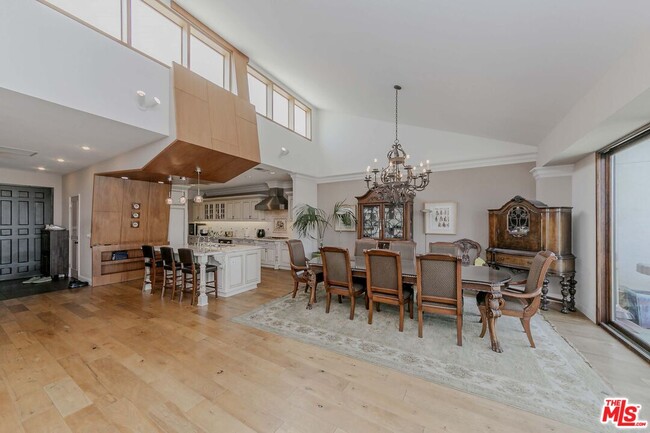 Building Photo - 4460 Wilshire Blvd