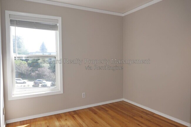 Building Photo - 3216 14th Ave W
