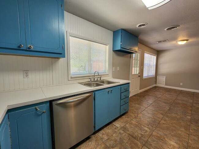 Building Photo - 3 Bedroom 2 Bath brick home in Shawnee