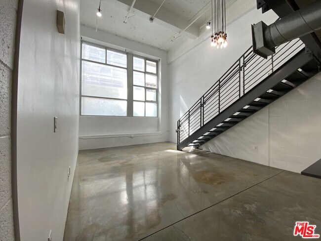 Building Photo - 1130 Flower St