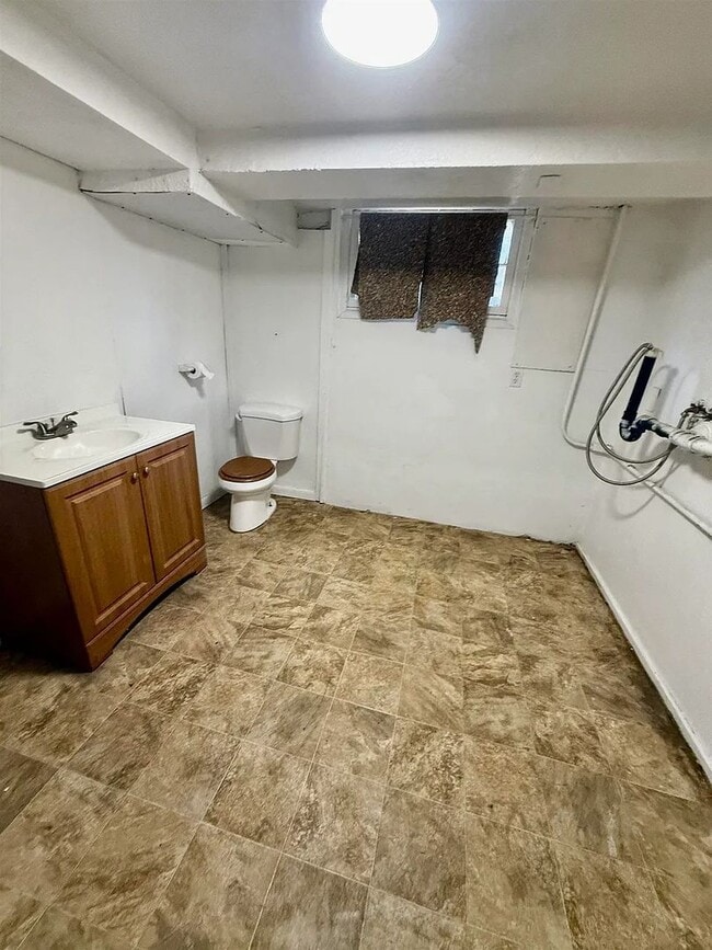 Building Photo - Charming, single-family, 4 bed / 1.5 bath home on W Pine St