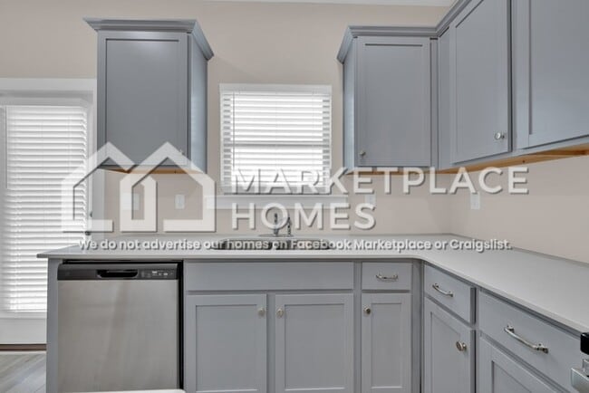 Building Photo - 170 Kings Wy