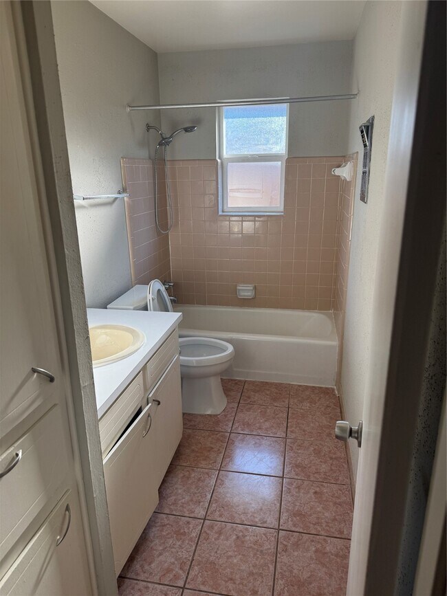 Building Photo - 5814 Viking Dr