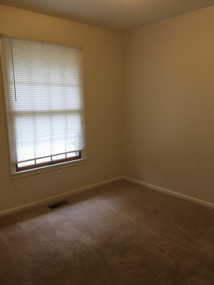 office, hobby ,crafting space - 11347 Ford Road