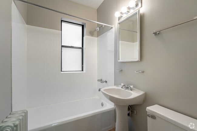 Studio - 275SF - Woodlawn House Apartments
