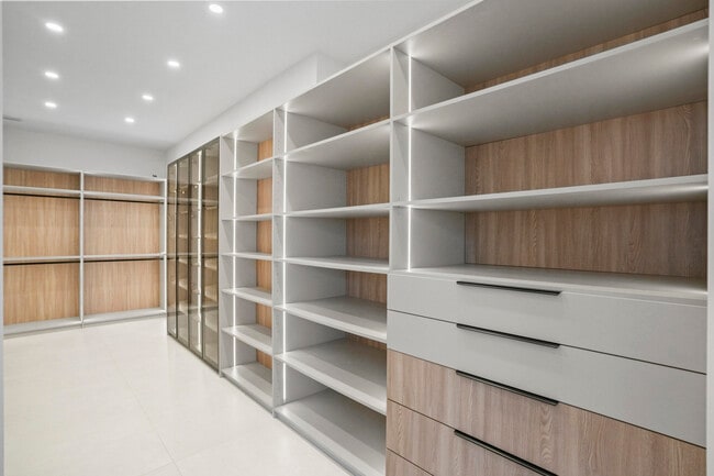 Building Photo - 3201 E Stonebrook Cir