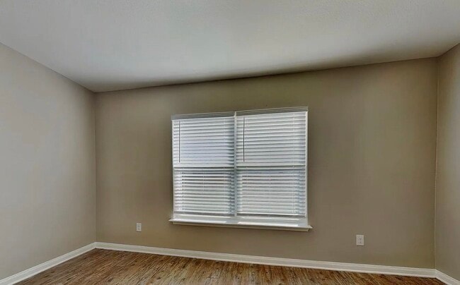 Building Photo - MOVE IN READY