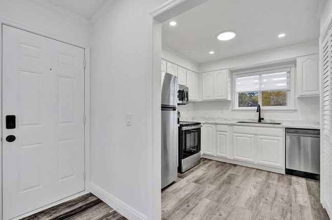 Building Photo - 229 SW 1st Ave