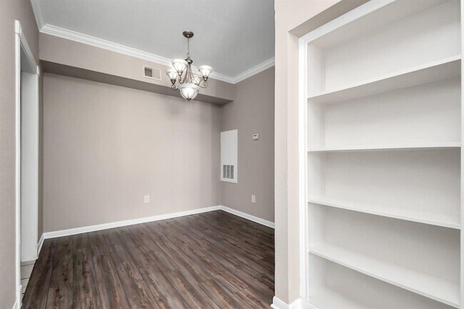Building Photo - 2255 Braeswood Park Dr