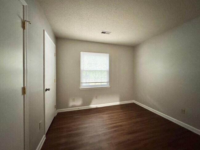Building Photo - Charlestown Square Updated 2-Bedroom