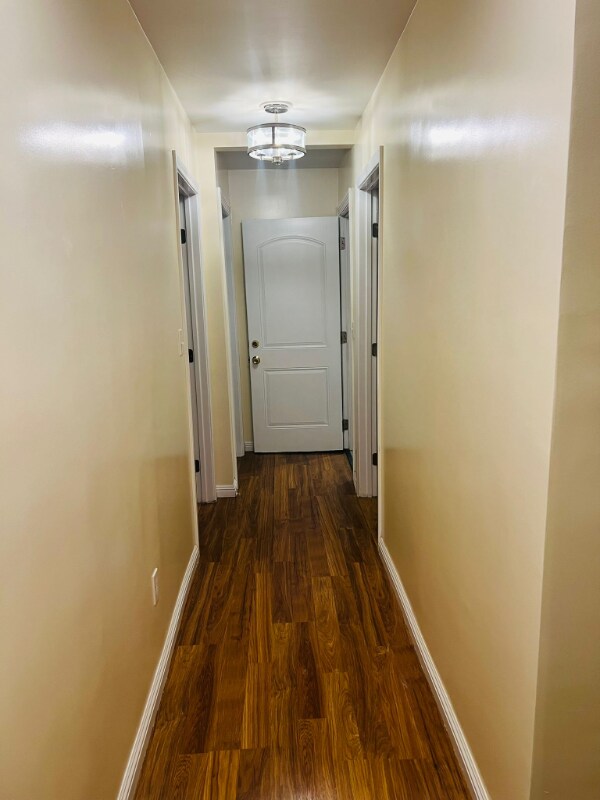 Building Photo - 722 W Hollyvale St