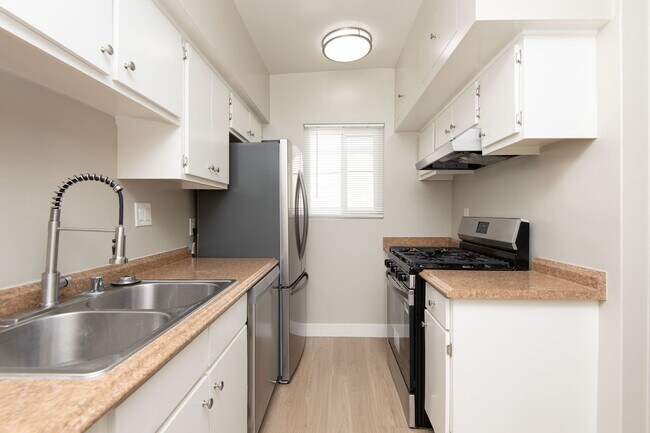 Interior Photo - 200-206 Maple