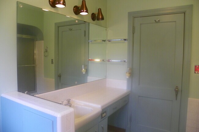 Building Photo - PETS CONSIDERED! Located in Bend's HISTORIC District, Walk to Drake Park! A/C, All Appliances, Ha...