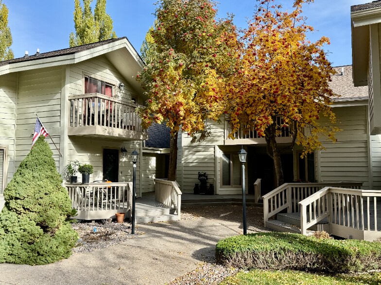 Building Photo - 185 Golf Terrace Dr