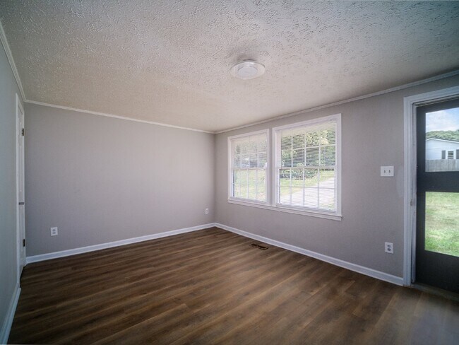 Building Photo - "Charming 3-Bedroom Retreat in Kings Mountain - Cozy 1050 sqft Home!"