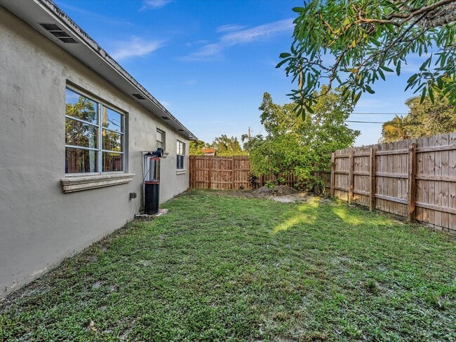 Building Photo - 700 SW 5th Ct