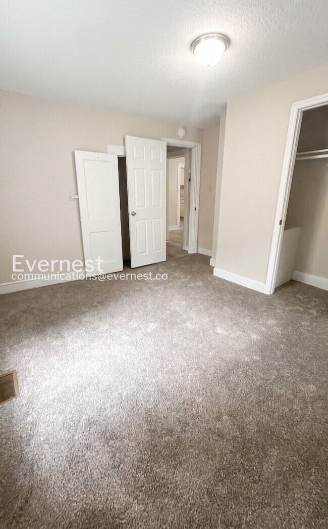 Building Photo - 2 Bed, 1 Bath Home with Off-Street Parking / Vouchers Accepted / Available Now!