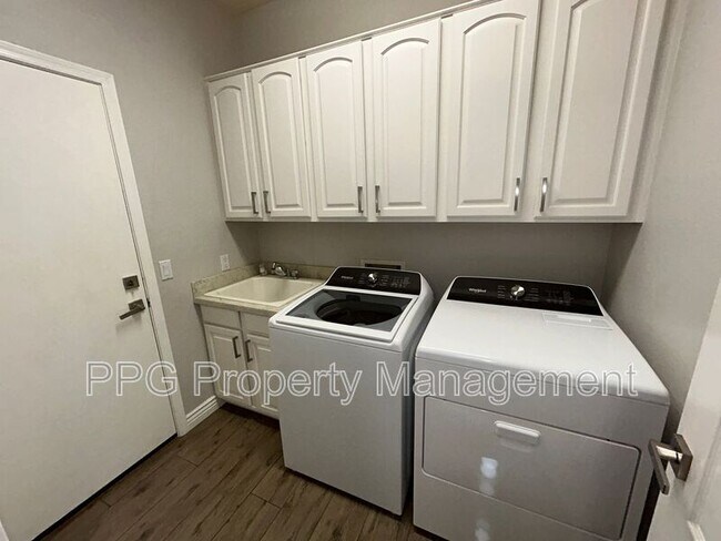 Building Photo - 4121 N Dania Ct