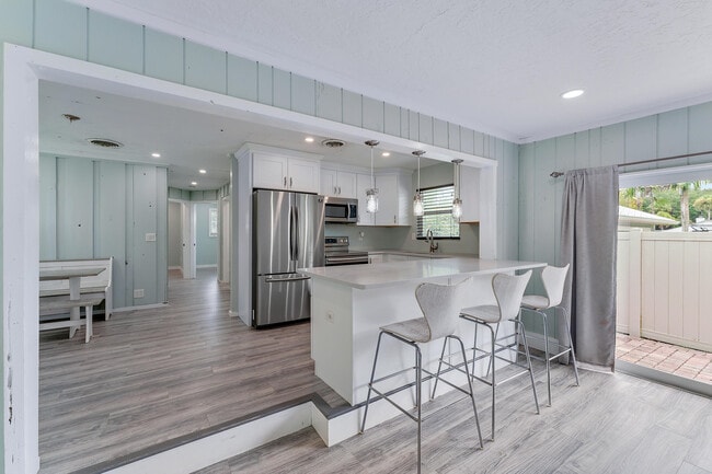 Building Photo - 856 SW Rustic Cir