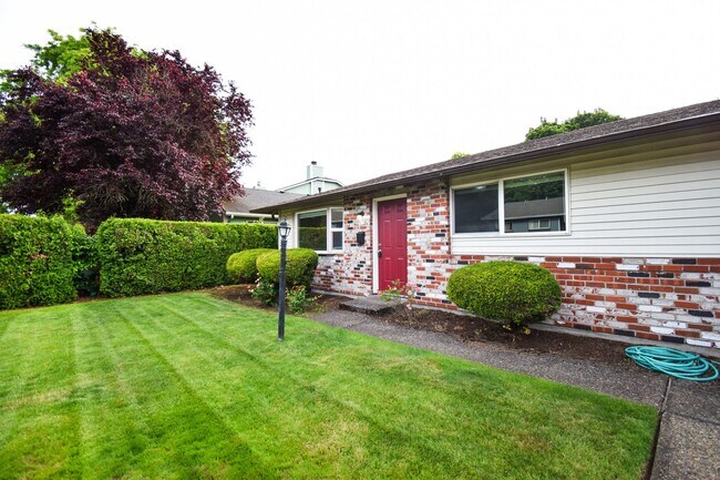 Building Photo - Bright and Spacious 2 Bed 1 Bath APT in NE...