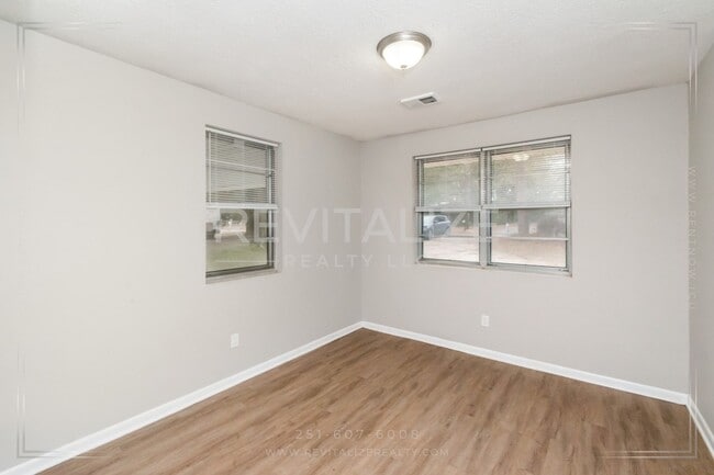 Building Photo - Newly Remodeled 4 Bed 1 Bath House in Mobile!!