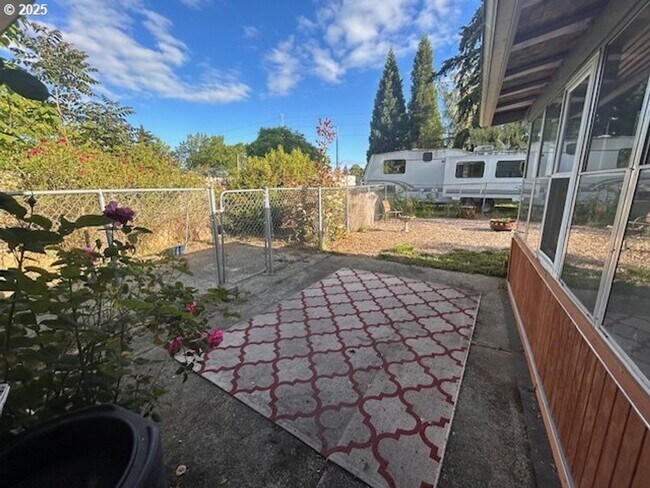 Building Photo - Classic Hillsboro Home with Two Spacious B...
