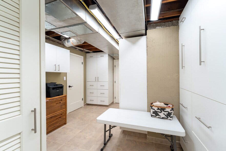 Building Photo - 2744 SW Sherwood Dr