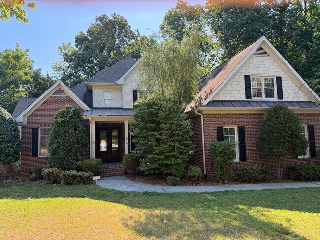 Building Photo - Luxury Living: 4 Bedroom home in Chapel Hill w/ spacious interior | 2 Year Lease Term