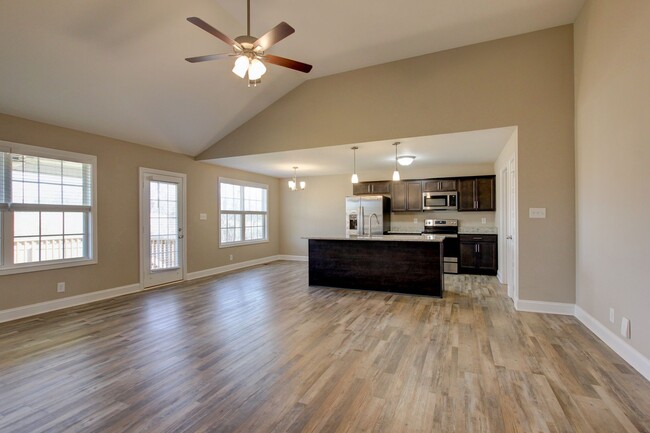 Building Photo - Fresh and Clean 3 bed 2 bath.  Sweet layout!