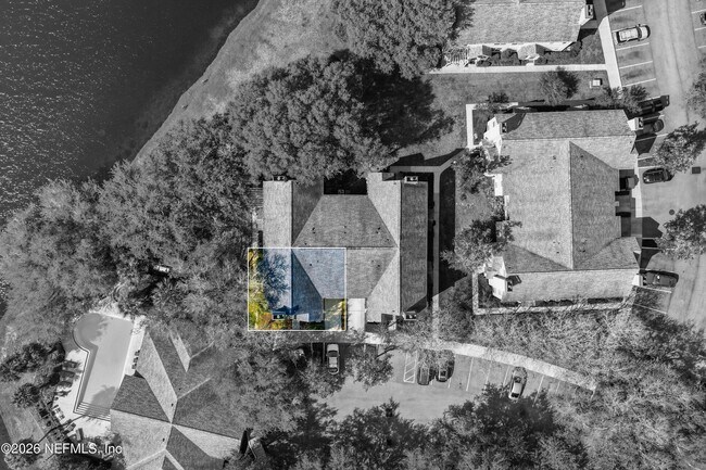 Building Photo - 13700 Richmond Park Dr N