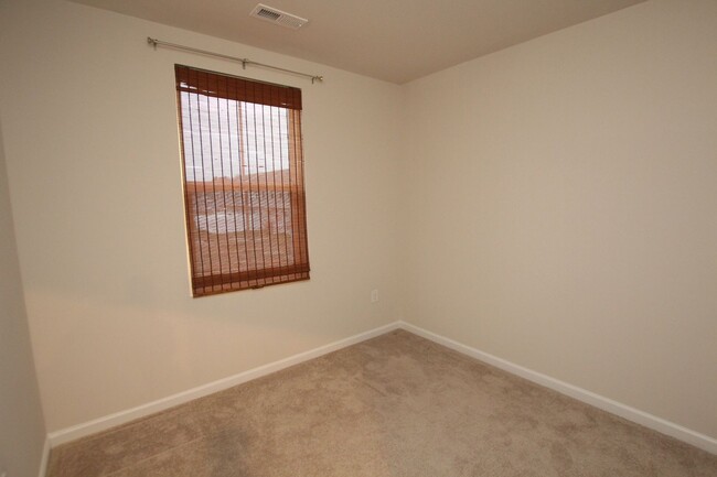 Building Photo - Easy living in this immaculate town home. ...