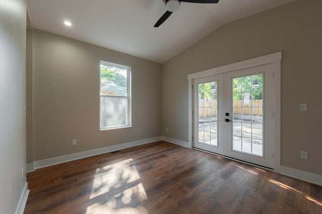 Building Photo - 513 Pershing Ave