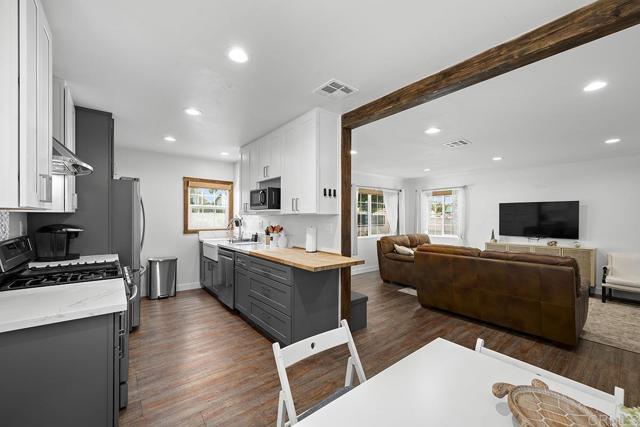 Building Photo - 586 Del Mar Ave