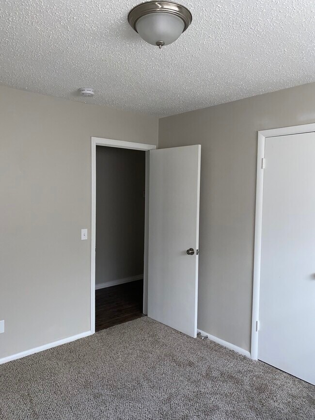 Building Photo - 8625 Lakeaire Dr