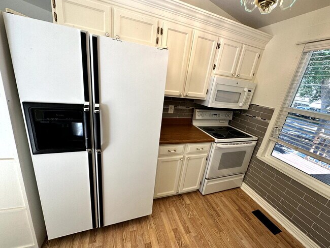 Building Photo - Summer Valley 3 Bed 2 Full Bath Home. 1 Car Garage. Large Deck. Move In Ready.