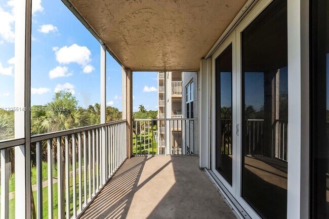Building Photo - 250 Jacaranda Dr