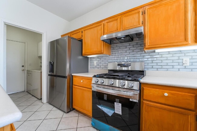 Building Photo - 4 bedroom, 2.5 bathroom, Summerlin Home, Low Maintenance Yard