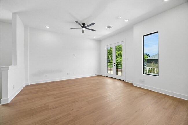 Building Photo - 1325 W 22nd St