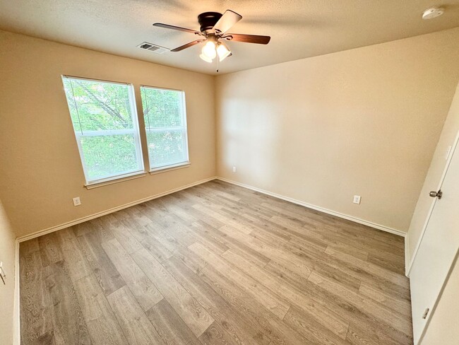 Building Photo - Updated 4 Bed 2.5 Bath Home - Close to TWU!